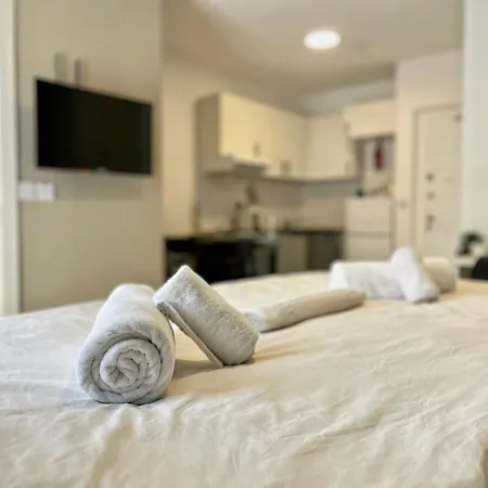 East & West Apartament Gzira