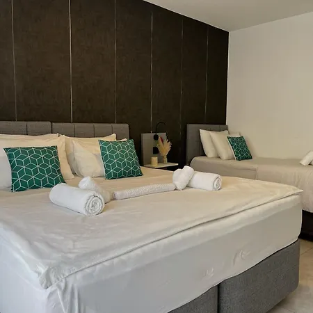 East & West Apartment *
