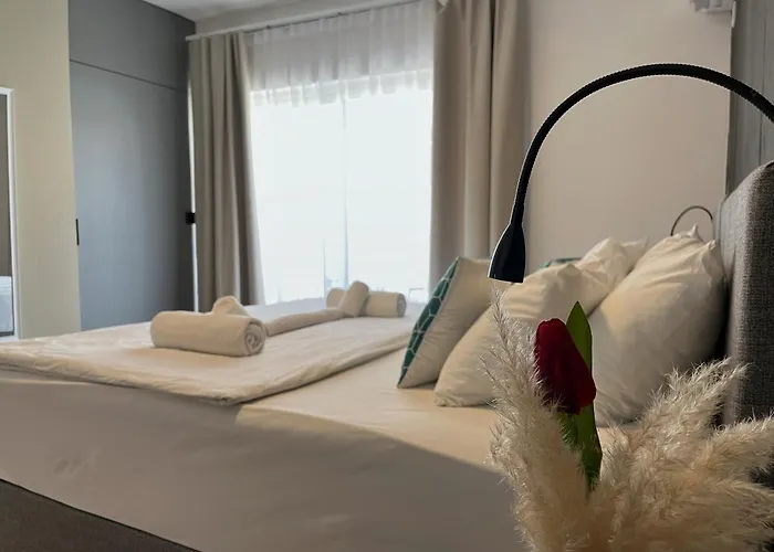 Apartament East & West